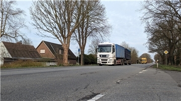 Auf der ehemaligen Bundesstraße 6 fahren Lkw.