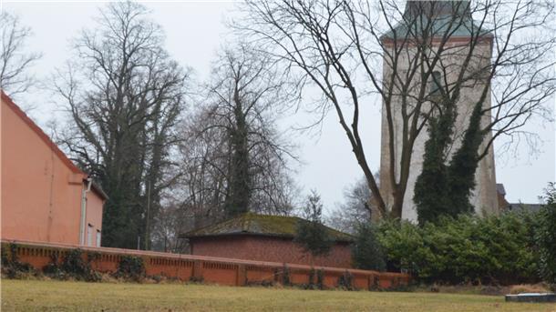 Auf der Freifläche neben der Wilstedter Kirche soll das neue kirchliche Gemeindehaus gebaut werden. Die Baugenehmigung für den Neubau liegt jetzt vor. 