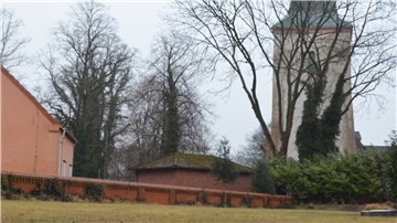Auf der Freifläche neben der Wilstedter Kirche soll das neue kirchliche Gemeindehaus gebaut werden. Die Baugenehmigung für den Neubau liegt jetzt vor. 