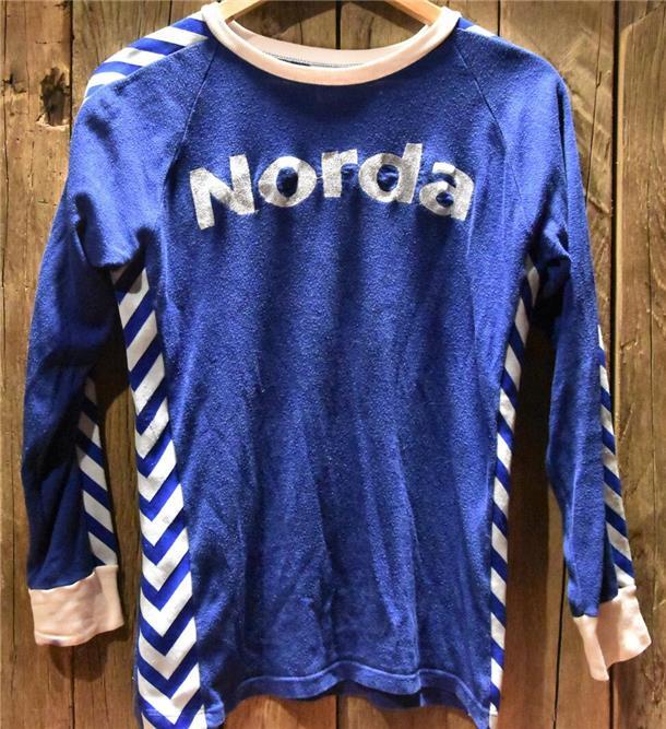 Hinweise gesucht: Wer kennt dieses legendäre Werder-Trikot? Frontansicht des Trikots.