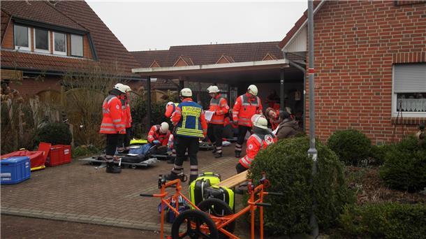 Auf der gegenüberliegenden Hofzufahrt richteten die Helfer einen sogenannten Patientenbehandlungsplatz ein.