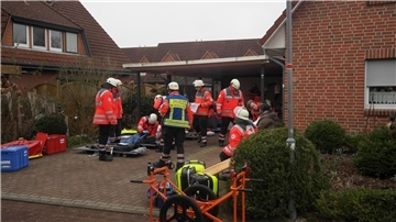 Auf der gegenüberliegenden Hofzufahrt richteten die Helfer einen sogenannten Patientenbehandlungsplatz ein.