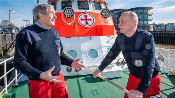 Willkommen an Bord: Warum die Seenotretter mit Bremerhaven feiern Auf der „Hermann Rudolf Meyer“ im Geestevorhafen. Vormann Andreas Brensing mit Ingo Kramer (li.).
