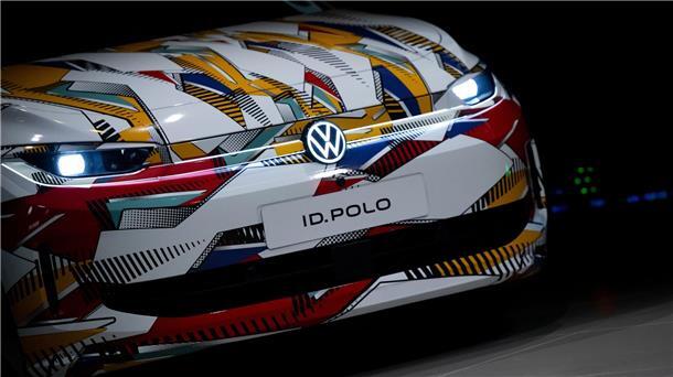 Vier neue E-Autos von VW – Marktstart ab 25.000 Euro geplant Auf der IAA steht das Auto noch mit bunter Tarnfolie.