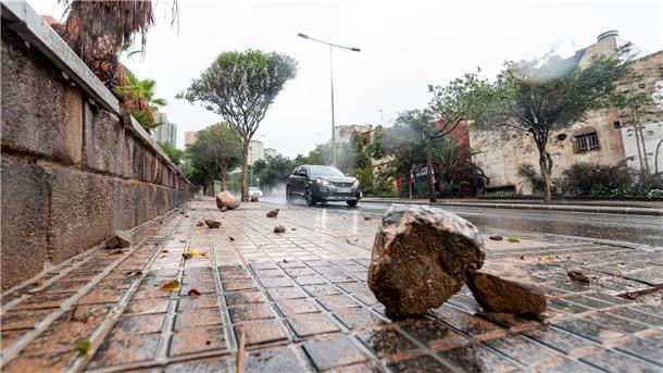Wegen Tropensturms Hunderte Flüge zu den Kanaren gestrichen Auf der Insel La Palma wurden nach Angaben der Behörden bis zu 220 Liter pro Quadratmeter binnen 24 Stunden gemessen.