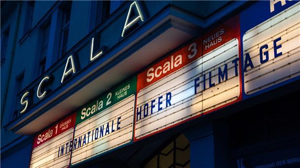Hofer Filmtage starten - im Kino und daheim Auf der Kinotafel des Scala Kinos werden die Hofer Filmtage beworben.