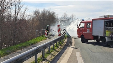 Auf der Kreisstraße 51 an der Anschlussstelle Hagen hat ein Pkw feuer gefangen.