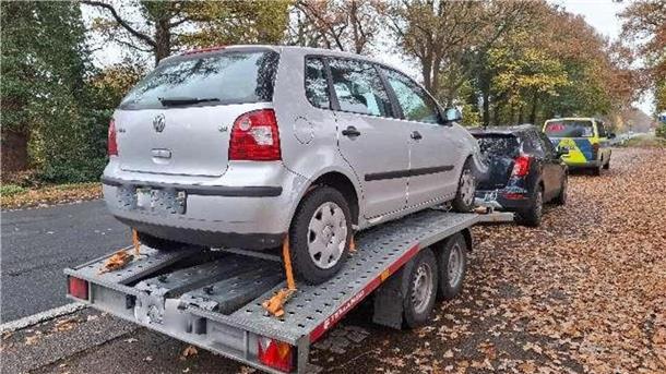 Ein Auto auf einem Anhänger. Auf der L135 bei Dorfhagen stoppte die Polizei ein überladenes Gespann – der Anhänger mit VW Polo war über 40 Prozent zu schwer.