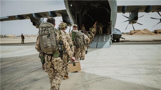 Bundeswehr evakuiert Hunderte Menschen aus dem Sudan Auf der Luftwaffenbasis Al-Asrak in Jordanien steigen Soldaten der Bundeswehr in ein Flugzeug, um in den Sudan zu fliegen.