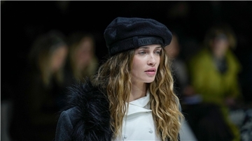 Auf der Mailänder Modewoche trägt ein Model eine Kreation von Emporio Armani.
