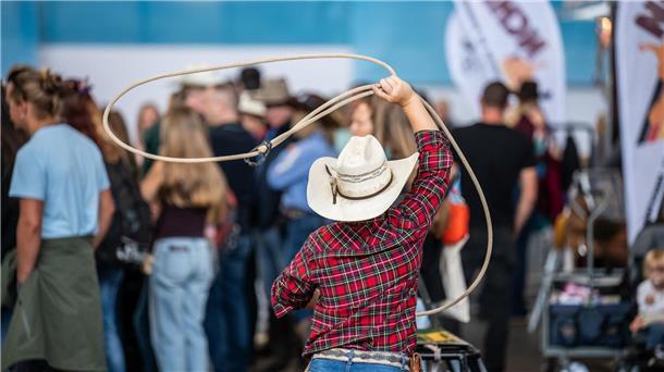 Auf der Messe wird das Lasso geschwungen.