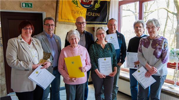 GTV: Etwas mehr Mitglieder und solide Finanzen Auf der Mitgliederversammlung des GTV wurden Urkunden für langjährige Treue zum Verein überreicht (von links): Petra Schwebe, Thorsten Schwebe, Urte Rübcke, Rolf Niemeyer, Katrin Ludwig, Jens Ludwig, Bernd Winkelmann und Irene Hermann.