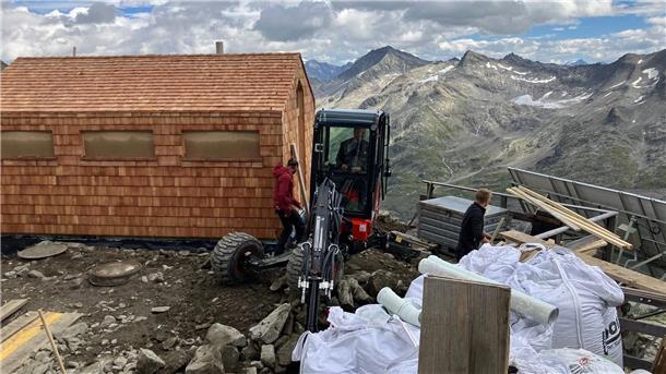 Klimakrise am Berg: Würmer fürs Hütten-Klo und Einfachheit Auf der Neuen Prager Hütte gehts aufs Örtchen künftig wieder raus aus der warmen Hütte rüber zum Toilettenhäusl - noch ist das Baustelle.