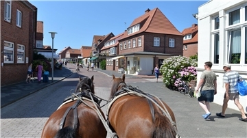 Auf der Nordseeinsel Juist fährt eine Pferdekutsche. Es ist nicht die einzige Insel ohne Autos. 