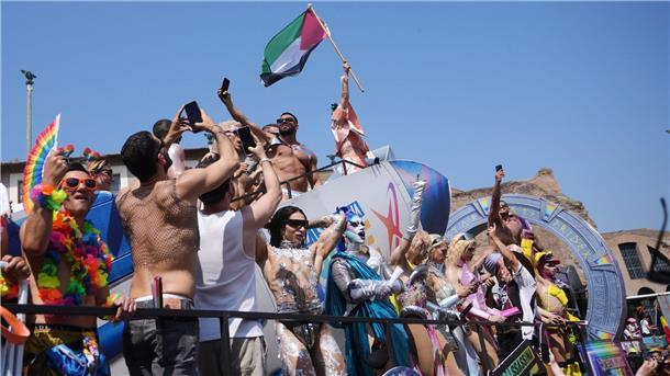 Hitze, Musik, Politik: Tausende feiern Pride-Parade in Rom Auf der Parade wurden auch politische Botschaften verbreitet.