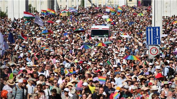 Auf der Pride-Parade in Budapest wurde es trotz des Verbots richtig voll.