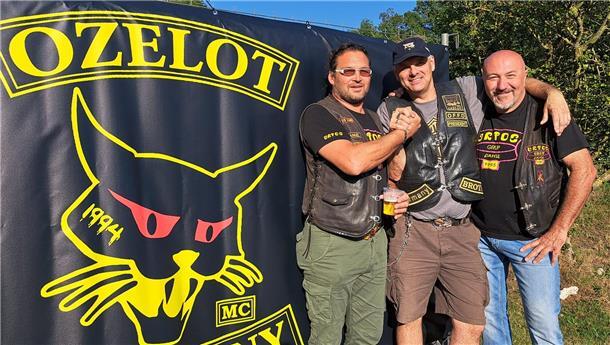 Auf der Sommerparty des MC Ozelot: Präsident Werner (Mitte) mit den Gästen vom MC Urtos Grup Friul, Präsident  Manuel (l.) und Vize Luca, aus der Region Friaul-Julisch Venetien.
