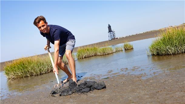 Auf der Suche nach dem Wattwurm: Natur- und Umweltpraktikant Hendrik Jahnz ist begeistert von seinem Einsatzgebiet, dem Wattenmeer vor der Küste von Dorum-Neufeld.