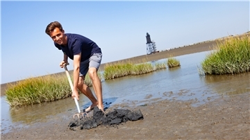 Auf der Suche nach dem Wattwurm: Natur- und Umweltpraktikant Hendrik Jahnz ist begeistert von seinem Einsatzgebiet, dem Wattenmeer vor der Küste von Dorum-Neufeld.