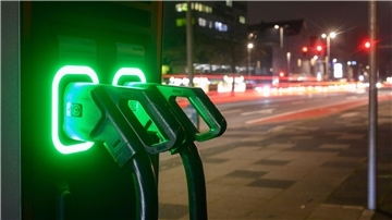 Auf der Suche nach einer Ladesäule sind E-Autofahrer in Emden weiterhin im Vorteil.