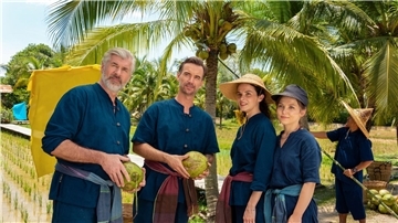 Auf der Suche nach einer neuen Challenge treffen Max Parger (Florian Silbereisen, 2.v.l.) und Martin Grimm (Daniel Morgenroth, l.) auf Annika Ehler (Maxine Kazis, 2.v.r.) und Melly Sturm (Marija Mauer, r.) in einer Szene aus „Das Traumschiff - Phuket“.