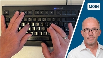 Finger auf einer Computer-Tastatur.