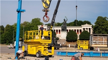 Auf der Theresienwiese in München werden in knapp drei Monaten viele Festzelte, Fahrgeschäfte und Imbissbuden stehen. 