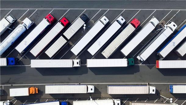 Auf deutschen Autobahnen gibt es zu wenige Parkplätze für Lastwagen. 