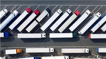 Auf deutschen Autobahnen gibt es zu wenige Parkplätze für Lastwagen. 
