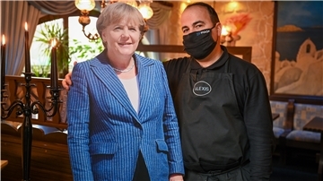 Auf die Bundeskanzlerin in Wachs muss Alexis Vaiou weiter warten. Die Figur hängt seit drei Wochen in Hamburg fest und darf erst nach Bremerhaven, wenn die echte Kanzlerin zustimmt. Die Papp-Ausgabe von Angela Merkel ist da nur ein schwacher Trost.