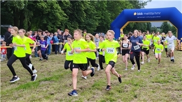 Schüler starten bei einem Lauf