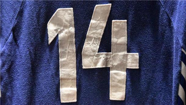 Hinweise gesucht: Wer kennt dieses legendäre Werder-Trikot? Auf die Rückseite des Trikots ist eine weiße 14 aufgenäht.