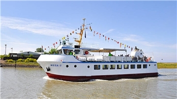 Ausflugsschiff „Wega II" auf dem Wasser.
