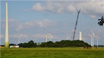 Auf diesem Bild aus dem Jahr 2017 sind die Windkraftanlagen in Kampen in Bau. Die Gemeinde dachte, ihre Windkraftplanung damit abgeschlossen zu haben. Doch nun muss sie womöglich nachbessern.
