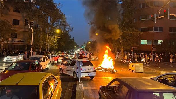 „Nichts zu verlieren“: Iraner protestieren gegen das System Auf diesem Bild vom 19. September 2022 brennt ein Polizeimotorrad während eines Protests.