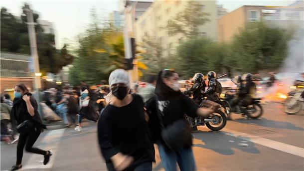 „Nichts zu verlieren“: Iraner protestieren gegen das System Auf diesem Bild vom 19. September 2022 fliehen Frauen vor der Polizei während eines Protestes nach dem Tod der 22-jährigen Mahsa Amini.