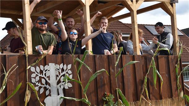 Mit Bildergalerie: Volle Hütte beim Erntefest mit Festumzug in Lunestedt Feiernde Menschen auf Erntewagen