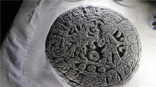 Artefakt des Maya-Ballspiels in Ruinenstätte entdeckt Auf diesem vom Kulturministerium von Mexiko zur Verfügung gestellten Bild ist ein rundes skulpturales Objekt des Ballspiels der Maya-Kultur zu sehen.