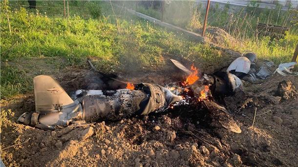 Massiver nächtlicher Drohnenangriff gegen die Ukraine Auf diesem von der Pressestelle der ukrainischen Polizei zur Verfügung gestellten Foto sind nach einem nächtlichen Raketenangriff Mitte Mai in der Region Kiew Bruchstücke einer mutmaßlich russischen Rakete zu sehen, die vom ukrainischen Luftabwehrsystem abgeschossen wurde.