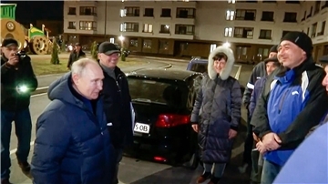 Auf diesem von einem russischen Fernsehsender veröffentlichten Screenshot spricht Wladimir Putin in Mariupol mit Anwohnern.