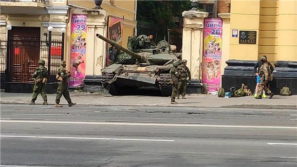 Putin sieht Verrat, Söldner stoppen Vormarsch Auf dieser Videoaufnahme steht ein gepanzertes russisches Fahrzeug in einer Straße in Rostow am Don.