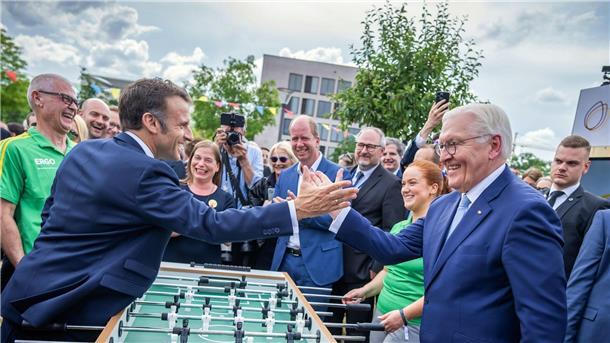 Macron will die deutsch-französische Freundschaft stärken Auf eine Runde Tischkicker: Der französische Präsident Emmanuel Macron gemeinsam mit Bundespräsident Frank-Walter Steinmeier beim Demokratiefest in Berlin.