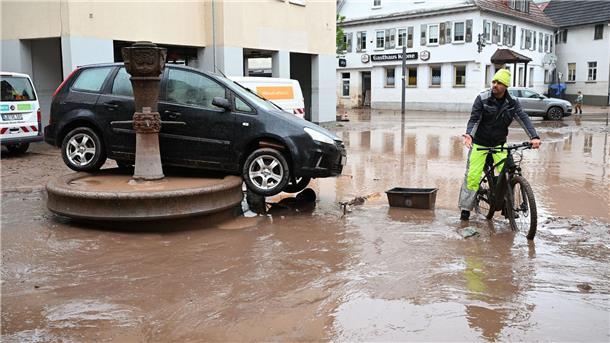 Süddeutschland ächzt unter dem Hochwasser Auf einem Brunnen in Rudersberg steht ein durch Hochwasser weggespültes Auto.