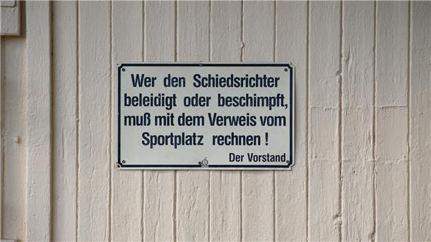 Zahl der Spielabbrüche im Amateurfußball ist gestiegen Auf einem Fußballplatz in Dresden wird mit diesem Schild ein Zeichen gegen Anfeindungen und Gewalt gesetzt. Die Zahler aus der Saison 2021/2022 zeigen, dass das nötig ist.