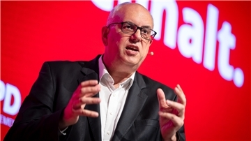 Auf einem Parteitag stimmten 99,2 Prozent der Delegierten für Andreas Bovenschulte.