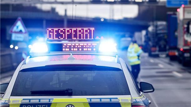 Autobahn nach Fahrzeugbrand gesperrt Auf einem Polizeifahrzeug leuchtet die Aufschrift „Gesperrt“.