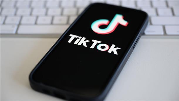 Witzeerzähler nach Tiktok- und Instagram-Erfolg auf Tour Auf einem Smartphone wird das Logo der Kurzvideo-Plattform TikTok angezeigt.