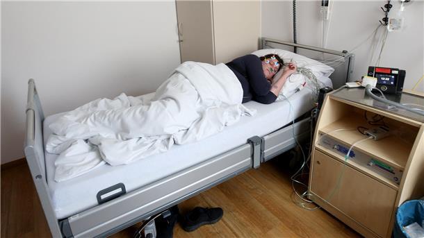  Eine Schlafpatientin liegt in einem Schlaflabor. 
