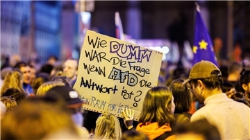 Auf einer Kundgebung protestieren Menschen gegen den Rechtsruck in Bayern.