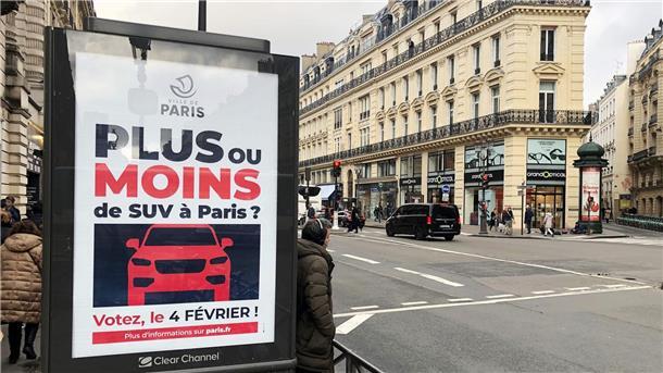 Paris will 18 Euro Parkgebühr pro Stunde für SUV verlangen Auf einer Werbetafel informiert die Stadt Paris über eine Bürgerbefragung zu erhöhten Parkgebühren für SUV.